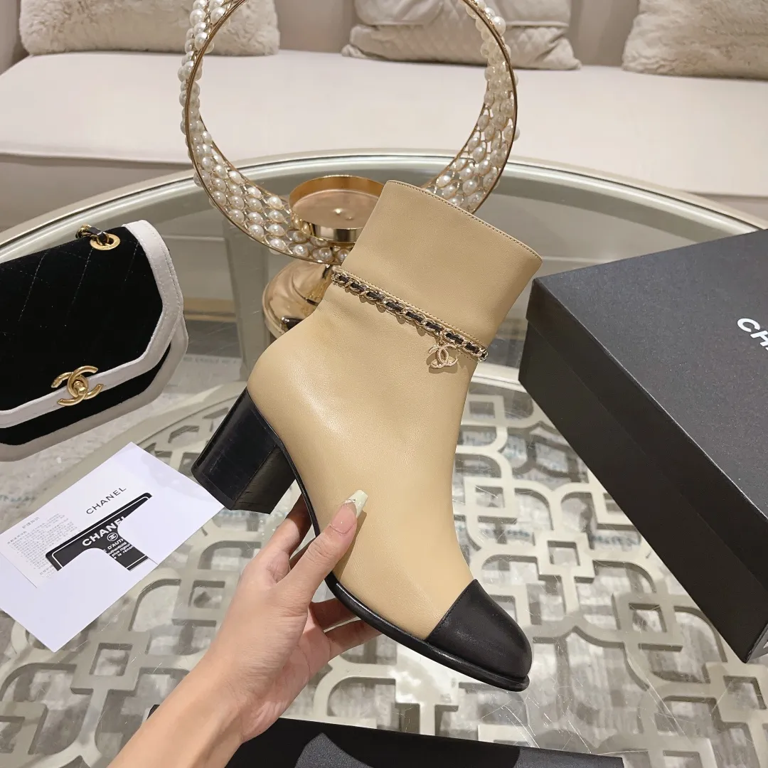 Factory direct sales p700🐘🐘women's shoes women's clothing 2025 Xiaoxiang chanel high-quality counter-level 𝙎𝙡𝙞𝙣𝙜-𝙗𝙖𝙘𝙠🌈〰͏ chanelaa® Xiaoxiang new chain ⛓️skinny leg short boots top purchasing agent level rare items new🍾✨ ━━━━━ ЅᏇєєt ━━━━━ 🍒 Upper: Calfskin imported from Italy ➕Chanel’s unique chain element Lining: Imported comfortable and soft sheepskin lining for foot pads Outsole: Exclusive molding of genuine leather outsole imported from Italy Color: black/white/apricot Size: 34 to 40 (34, 41, 42 are customized and non-returnable and non-exchangeable) Packaging: The latest complete set of packaging from the counter shoe industry
